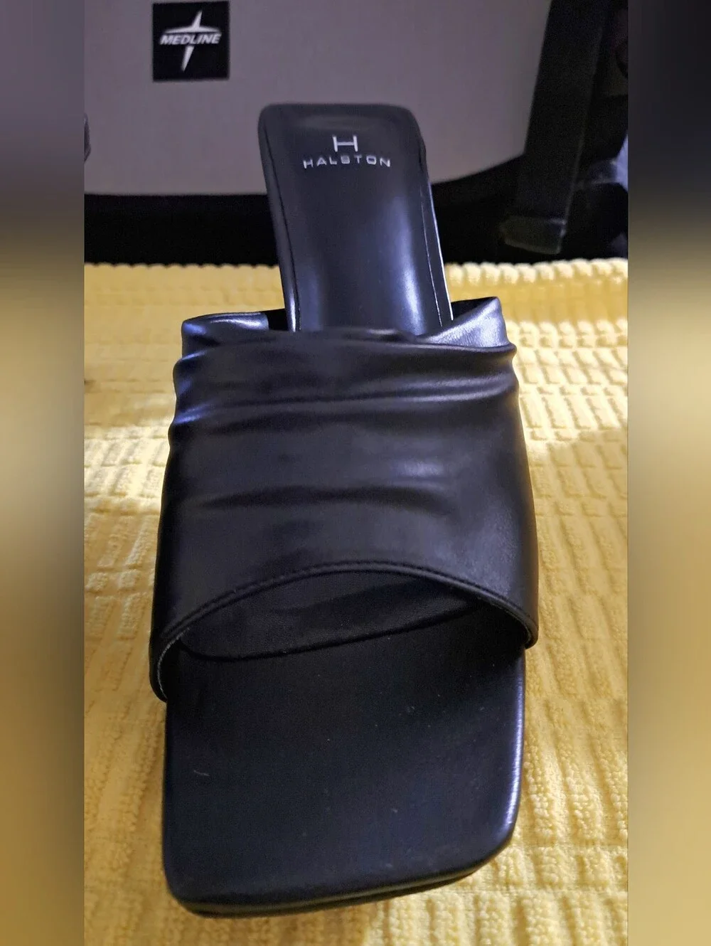 H by HALSTON HEELS size 8.5 BRAND NEW 4
